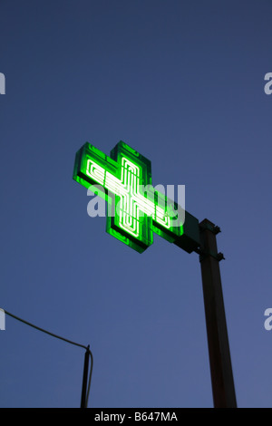 Grüne Apotheke Kreuz nachts in Italien Stockfoto