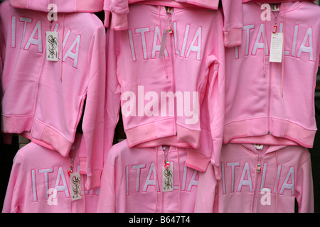 Frauen Rosa "Italia" Tops Angebote am Markt stall in Florenz, Italien. Stockfoto