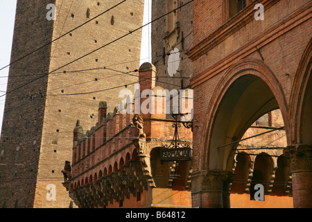 Basis der Torre Garisenda, einem der Due Torre oder zwei Türme, Bologna, Italien Stockfoto