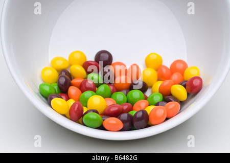 Sauber-Bonbons in einer gekippten Schüssel weiß Stockfoto