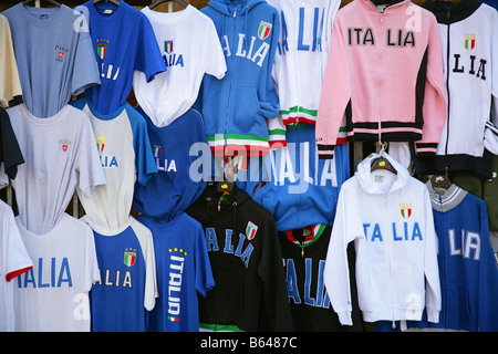 "Italia" Marken-Sportbekleidung zum Verkauf an Marktstand in Florenz, Italien. Stockfoto