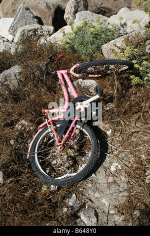 eine beschädigte rote Rahmen Fahrradkette im Freien in der Sonne Stockfoto