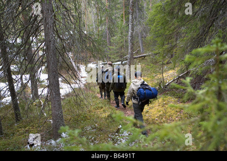 Finnland, Ruhtinansalmi, in der Nähe von Suomussalmi Wildlife Centre Martinselkonen Erakeskus. Touristen, Fotografen unterwegs. Stockfoto