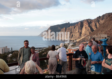 Touristen auf dem Mirador de Archipenque mit Blick auf die Klippen von Los Gigantes in Teneriffa-Kanarische Inseln-Spanien Stockfoto