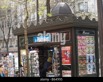 Zeitungskiosk in Paris Frankreich mit La Parisien Grafiken Stockfoto