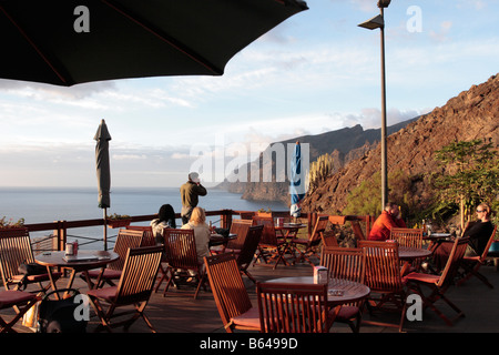 Blick vom Café in den Mirador de Archipenque mit Blick auf die Klippen von Los Gigantes in Teneriffa-Kanarische Inseln-Spanien Stockfoto