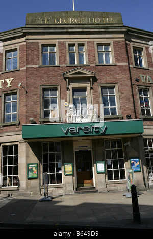 Stadt von Wolverhampton, England. Das Varsity-Pub befindet sich im ehemaligen George Hotel in verfügt Street. Stockfoto