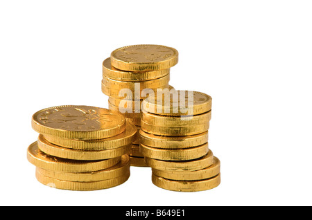 Ein Haufen von Schokoladen-Münzen in Goldfolie vor einem weißen Hintergrund. Stockfoto