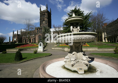 Stadt von Wolverhampton, England. Frühlings-Blick auf den Wasserbrunnen in Wolverhampton St Peters Garten. Stockfoto