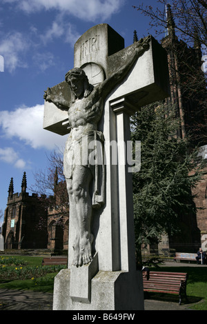 Stadt von Wolverhampton, England. Der Christus auf dem Kreuz Kriegsdenkmal in St.-Peter Garten. Stockfoto