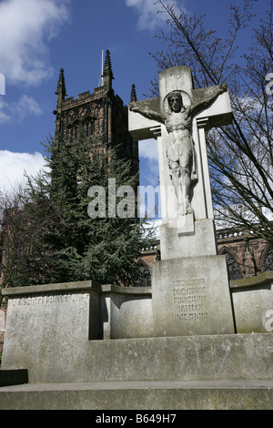 Stadt von Wolverhampton, England. Der Christus auf dem Kreuz Kriegsdenkmal in St.-Peter Garten. Stockfoto