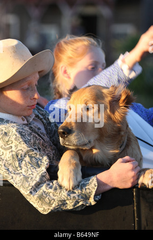 Ein kleiner Junge, die Fahrt in einem Auto mit Golden Retriever Hund Stockfoto