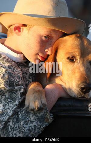 Ein kleiner Junge, die Fahrt in einem Auto mit Golden Retriever Hund Stockfoto