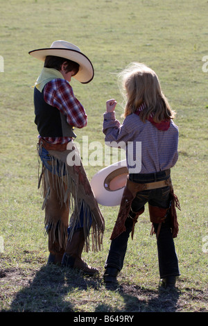 Ein junger Cowboy und Cowgirl, einen Streit oder Kampf Stockfoto