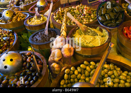 Frankreich, in der Nähe von Beaune, Burgund, Markt, Oliven und Knoblauch Stockfoto