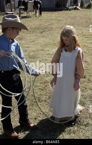 Ein junges Mädchen hat durch ein Cowboy auf einer Ranch in Texas angeseilt worden Stockfoto