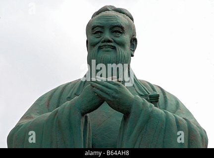 Statue des Philosophen und Lehrer Konfuzius im chinesischen Garten in Singapur Stockfoto