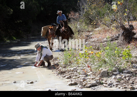 Goldwaschen in ein Texaner streamen Anspruch Digger auf dem Pferderücken Stockfoto