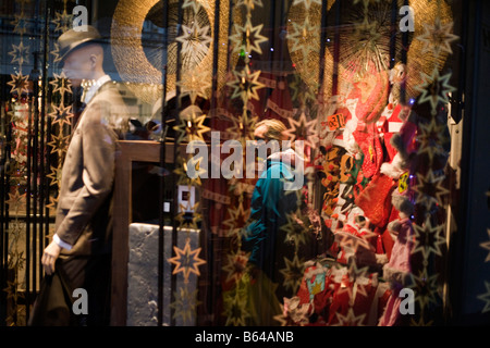 Eine Weihnachts-Shopper wird durch ein Fenster des Kaufhauses Zara in der Oxford Street gesehen. Stockfoto