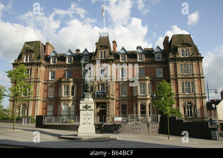 Stadt von Stoke on Trent, England. Das Kriegerdenkmal von Hanley mit Hanley Rathaus im Hintergrund. Stockfoto