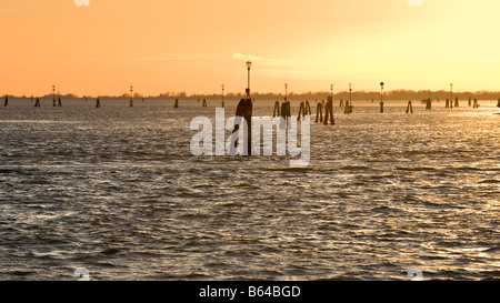 Sonnenuntergang von Uferpromenade am Gardini Pubblici, Lido di Venzia im Hintergrund, Sestiere Castello Venedig Italien Stockfoto