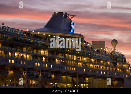 Kreuzfahrtschiff bei Sonnenuntergang vorbei in Canale di San Marco, Sestiere Castello Venedig Italien Stockfoto