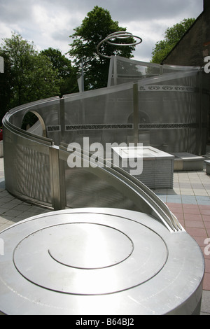 Stadt von Stoke on Trent, England. Die Liz Lemon-Edelstahl-Skulptur namens "Ein weiteres Geschenk". Stockfoto