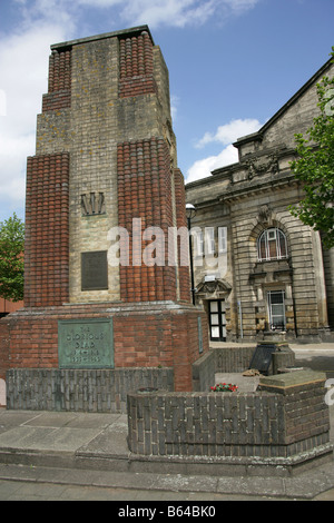 Stadt von Stoke on Trent, England. Das Stoke neue Ehrenmal Ehrenmal mit Stoke Königssaal im Hintergrund. Stockfoto