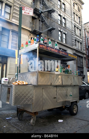 NYC Hotdog und Brezel Stand. Manhattan NY USA Stockfoto