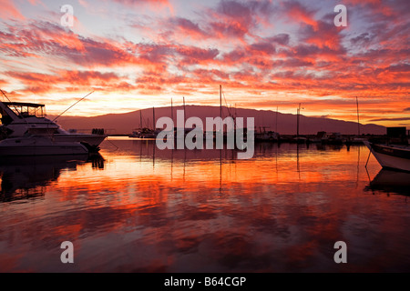 Einen spektakulären Sonnenaufgang am Bootshafen Ma'alaea, Maui, Hawaii. Stockfoto