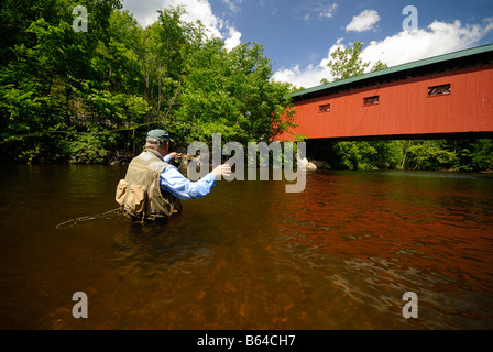 Fliegenfischen Battenkill River rot Covered Bridge Road Arlington Vermont Stockfoto