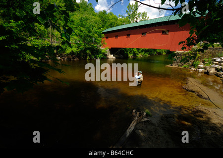Fliegenfischen Battenkill River rot Covered Bridge Road Arlington Vermont Stockfoto
