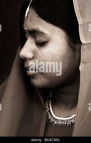 Junge indische Frau mit Augen geschlossen. Porträt. Andhra Pradesh, Indien. Sepia-Farbton Stockfoto