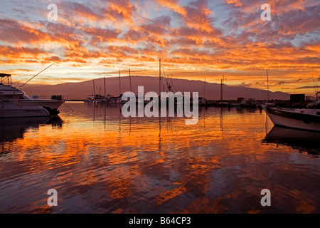 Einen spektakulären Sonnenaufgang am Bootshafen Ma'alaea, Maui, Hawaii. Stockfoto