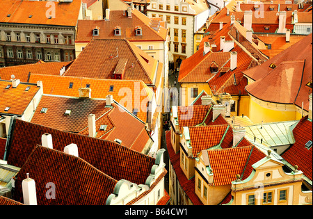 Ein Blick auf die bunten Dächer der mittelalterlichen Gebäude von Prag Tschechische Republik Stockfoto