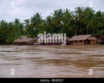 traditionellen Reetdach Häuser entlang des Mekong-Flusses in den 4000 Inseln in Laos Stockfoto