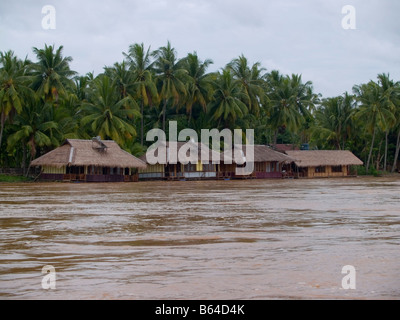 traditionellen Reetdach Häuser entlang des Mekong-Flusses in den 4000 Inseln in Laos Stockfoto