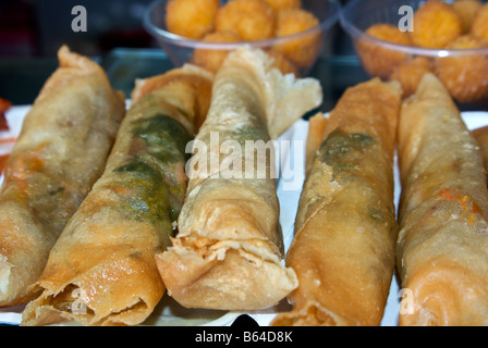 Knusprig frittierte Frühlingsrollen zum Verkauf in Garküche in City God Temple Einkaufsmöglichkeiten und touristischen Bereich außerhalb von Shanghai Old Street Stockfoto