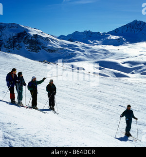 Freunde, Skifahren auf der Piste In La Plagne französische Alpen Frankreich Europa Stockfoto