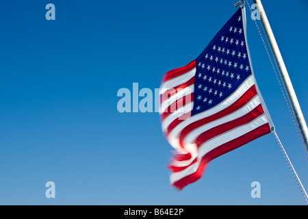 Amerikanische Flagge im Wind gegen ein strahlend blauer Himmel Stockfoto