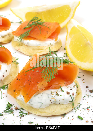 Häppchen von Wild Alaskan Coho Räucherlachs auf Blinis mit Sauerrahm und Dill. Stockfoto