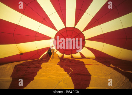 Bunte Heißluft Ballon von innen gesehen, wie es mit heißer Luft gefüllt ist Stockfoto