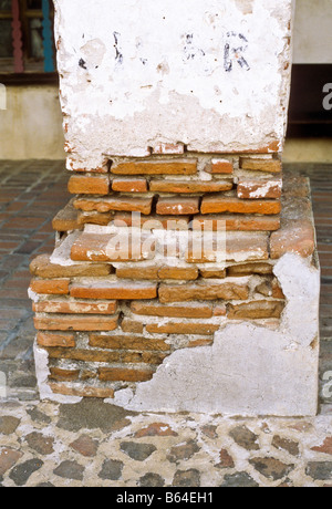 Gehweg in Kalifornien-Mission aus Lehmziegeln gebaut. Stockfoto