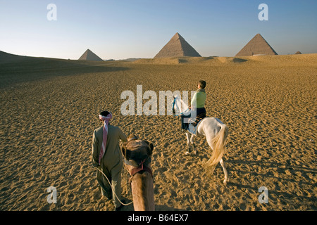 Ägypten, Kairo, Pyramiden von Gizeh (oder Gizeh). Reiten und Kamelreiten Stockfoto