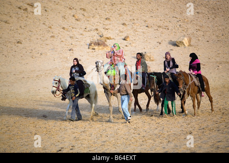 Ägypten, Kairo, Pyramiden von Gizeh / Gizeh. Pferd und Kamel reiten. Stockfoto