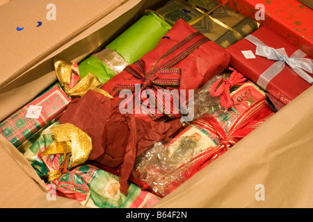 Eine Schachtel mit bunt verpackte Weihnachtsgeschenke Stockfoto