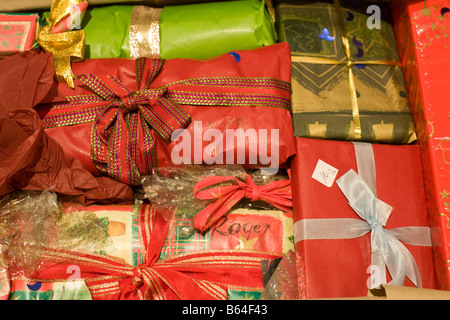 Eine Schachtel mit bunt verpackte Weihnachtsgeschenke Stockfoto