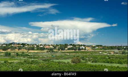 Cumulus Capillatus Incus über Valencia Provinz Landschaft, Spanien Stockfoto