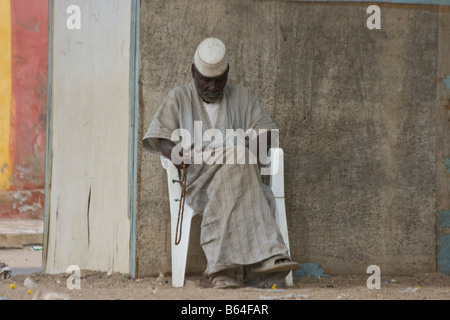 Muslimischen Mann schlafen in St-Louis in Senegal Westafrika Stockfoto