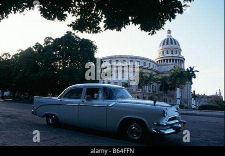 Alte amerikanische Oldtimer auf den Straßen neben der Hauptstadt Gebäude von Havanna Kuba 1993 Stockfoto